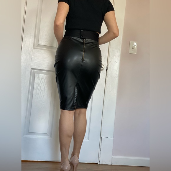 Black Skirt. Size XS/S - Picture 2 of 4